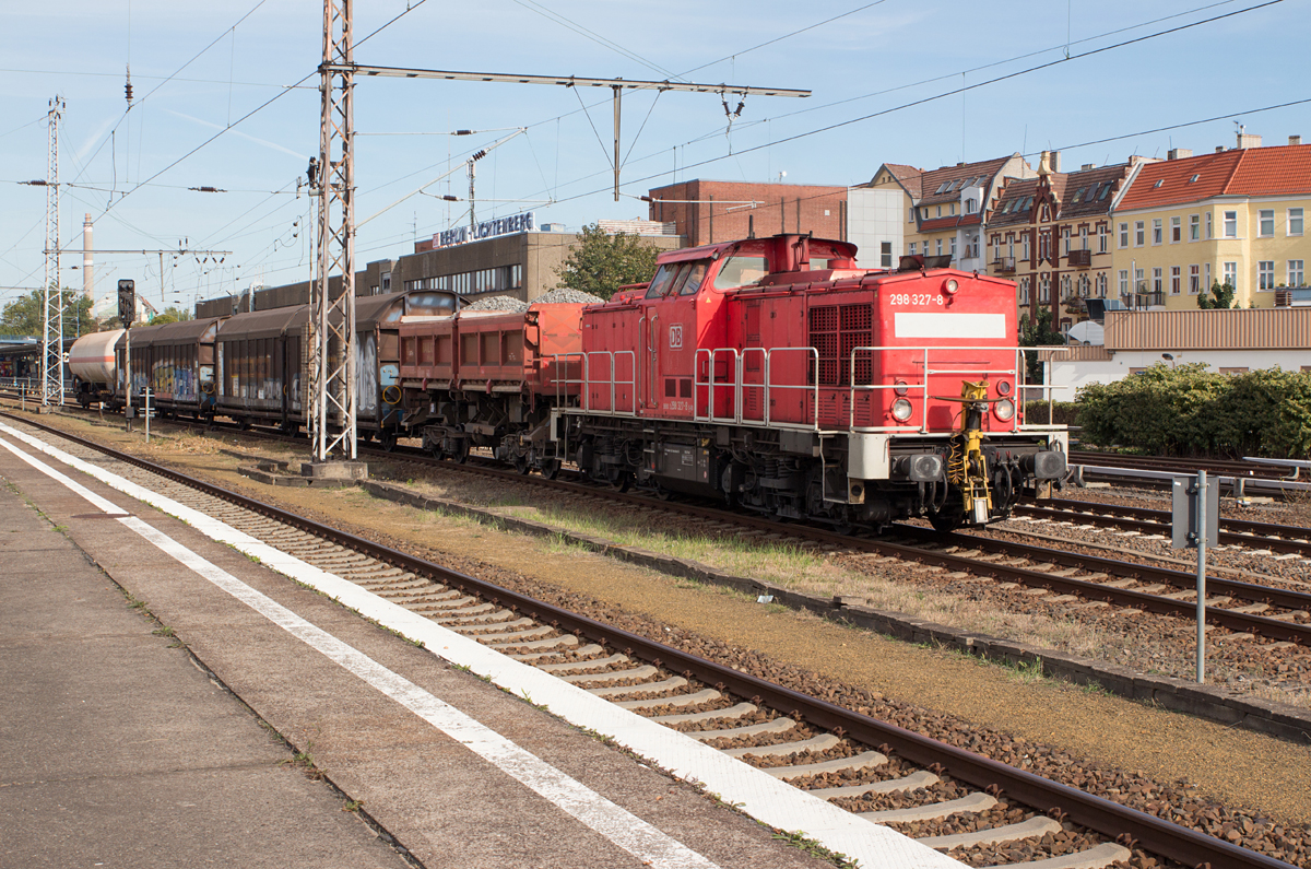 Nachdem 298 327-8 am 22.09.16 in Berlin-Lichtenberg Ausfahrt erhielt, beschleunigte sie ihren Übergabezug in Richtung Innenstadt.