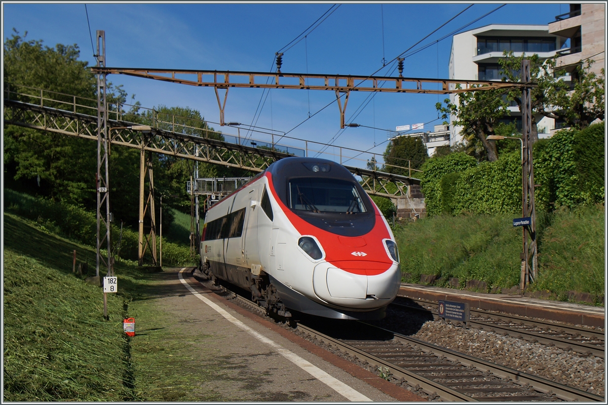 Nachdem der ETR 610 nun plötzlich für den Gotthard nicht mehr zu schwer ist, snd ie SBB ETR 470 auf der Gotthard-Strecke ersetzt worden. Hier fährt der EC 12 auf dem Weg von Milano Centrale nach Zürich bei der Haltestelle Lugano Paradiso vorbei.
30. April 2015 
