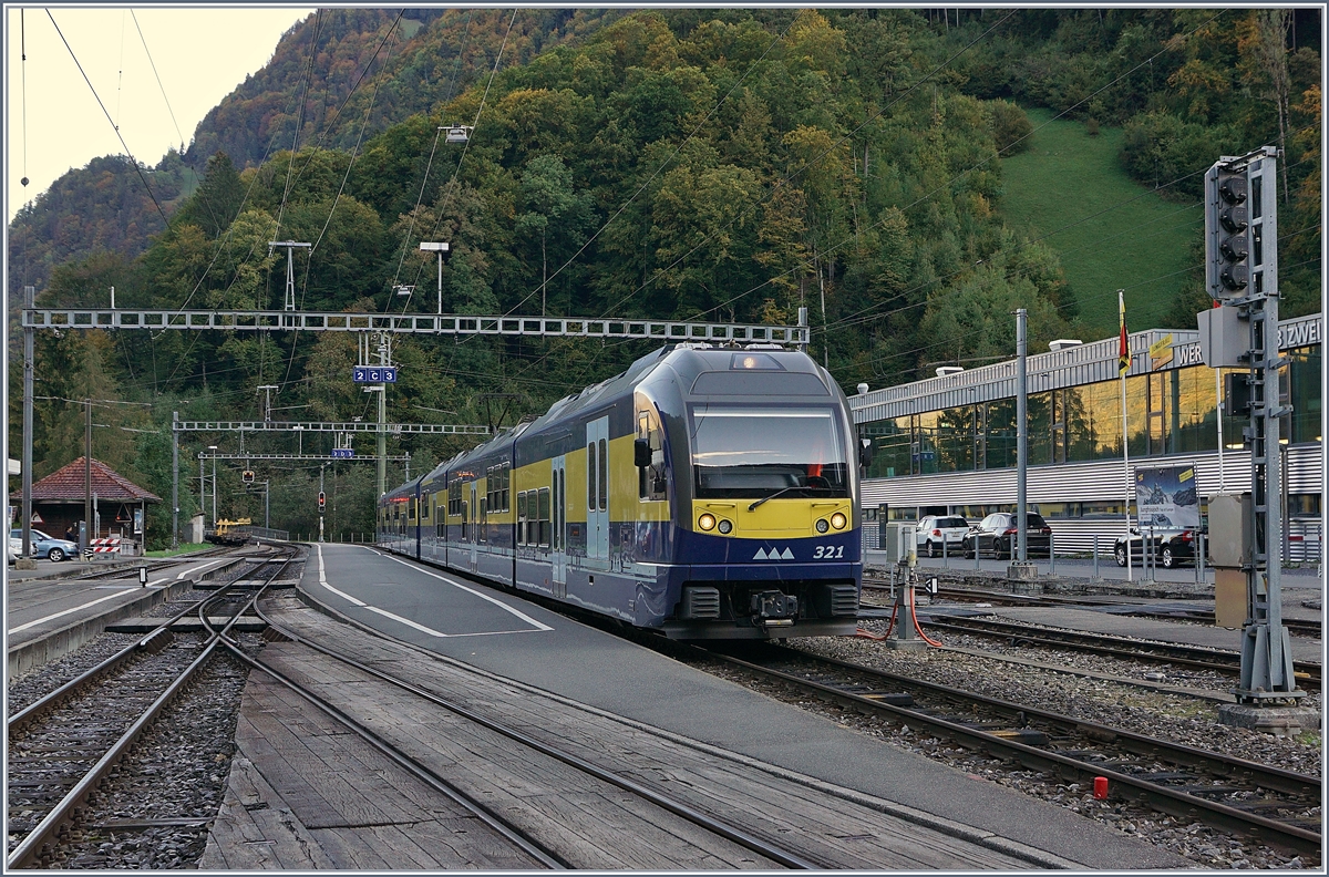 Nachdem der Zugteil nach Lauterbrunnen abgekuppelt und weggefahren ist, wartet der ABDeh 8/8 321 in Zweilütschinen auf die baldige Abfahrt nach Grindelwald.10. Okt. 2018