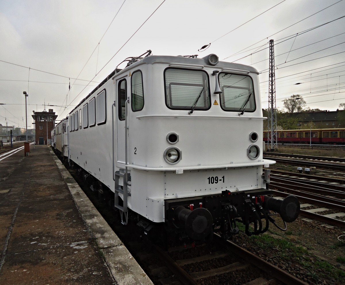 Neben 109-1 (109 084-4) warteten auch noch 109-2 (109 013-3) und 109-3 (109 073-7) in Berlin Lichtenberg auf ihren nächsten Einsatz. Aufgenommen am 05.04.2014.