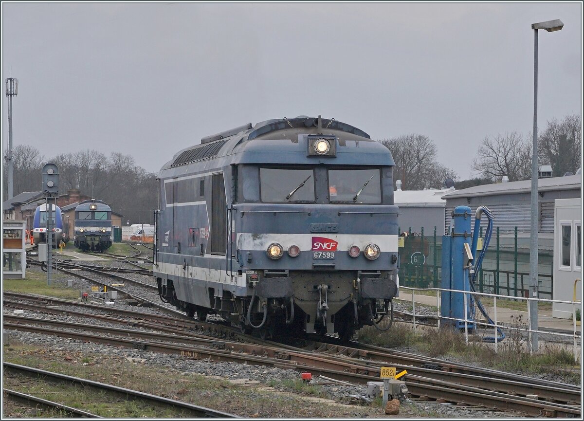 Noch einmal wollte ich die Gelegenheit nutzen (und dies wohl zum letzten Mal), die SNCF BB 67500 im Plandienst zu fotografieren. In Strasbourg kommt die recht gepflegte SNCF BB 67599 aus dem Dépôt gefahren während im Hintergrund noch knapp die SNCF BB 67511 zu erkennen ist.

12. März 2024