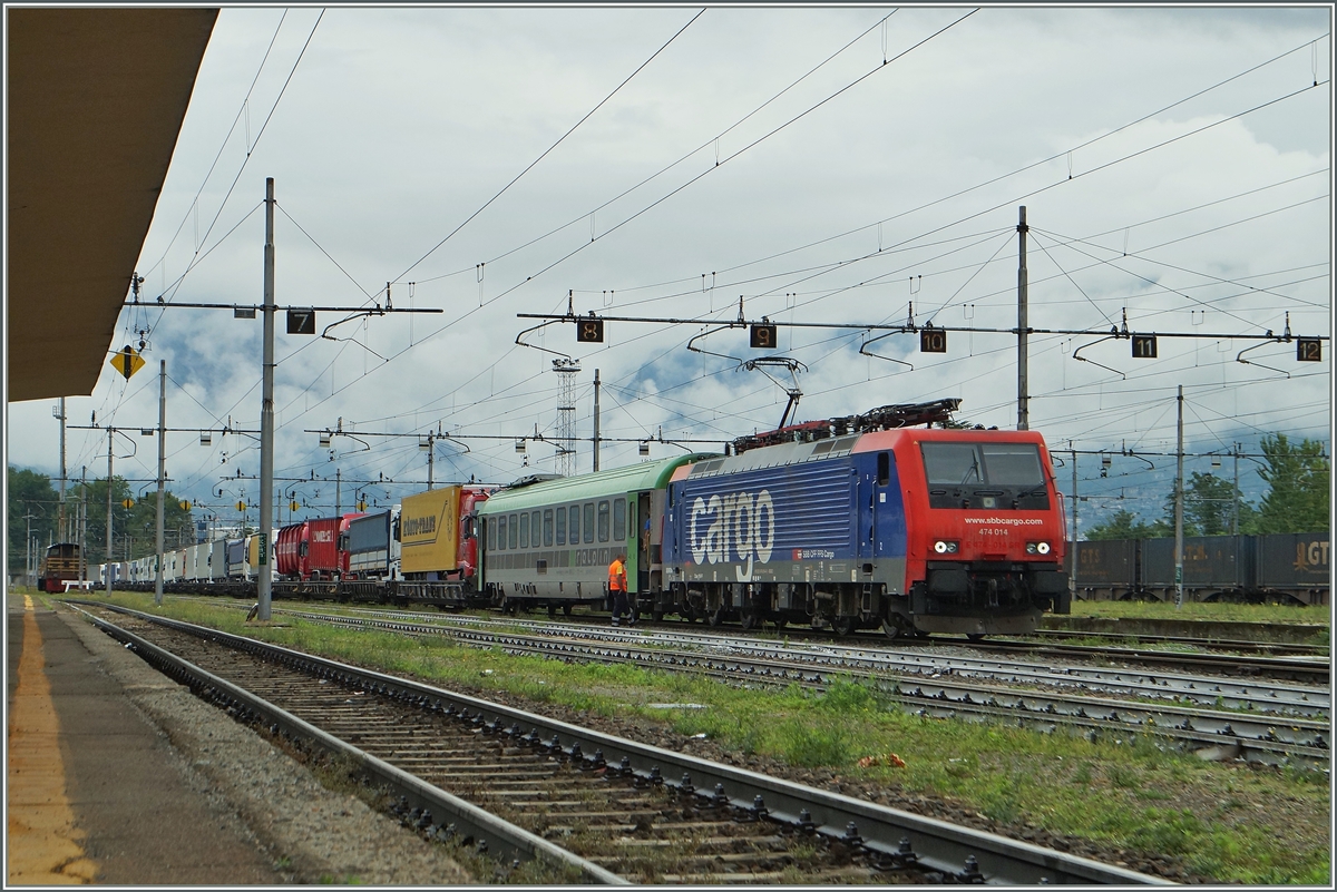 Nun ist für die Weiterfahrt nach Novara die richtige Lok am Zug. 
Domosossola, den 2. Juli 2014