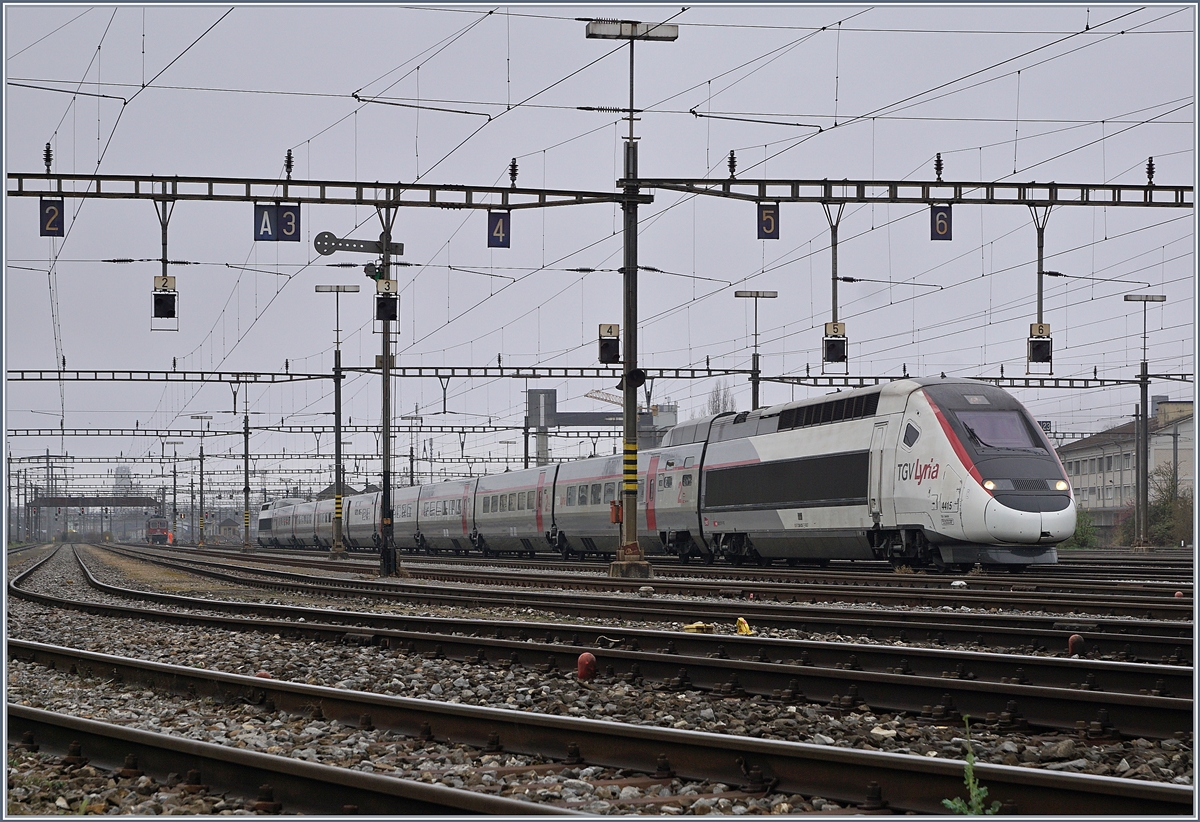 Nur kurz, bei der Vorbereitung im Rangierbahnhof Biel als TGV Bern - Paris 9216 zeigt der TGV 4415 das Drei-Spitzen Signal; die Fahrt nach Bern wird dann ohnehin in die Gegenrichtung gehen. 

5. April 2019