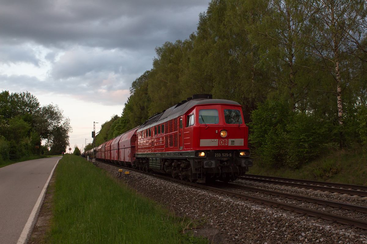 Nur noch sehr selten trifft man Loks der Baureihen 232 oder 233 auf der KBS 940 München - Mühldorf bei Tageslicht an.

Am Abend des 15.05.17 sollte das Glück bestehen und 233 525-5 zog schwer arbeitend ihren gemischten Güterzug nach München Nord Rbf durch Poing.