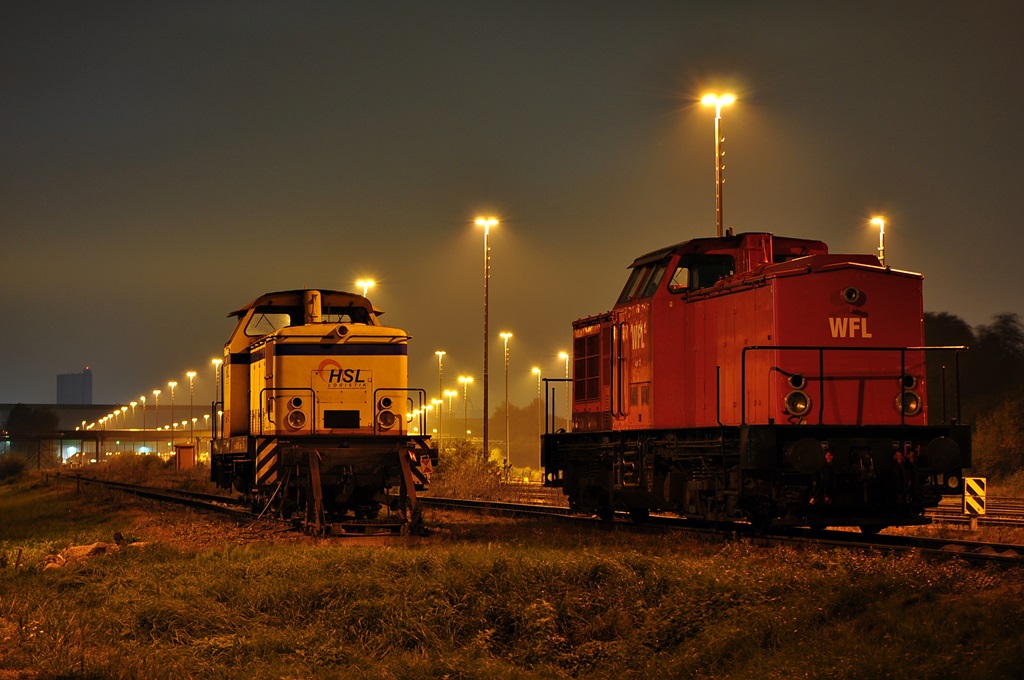 Rangierpause in Rostock-Seehafen.Die beiden für den Verschub der Kesselzüge in zuständigen Rangierloks pausieren am 24.10.2014 im Stw R70.