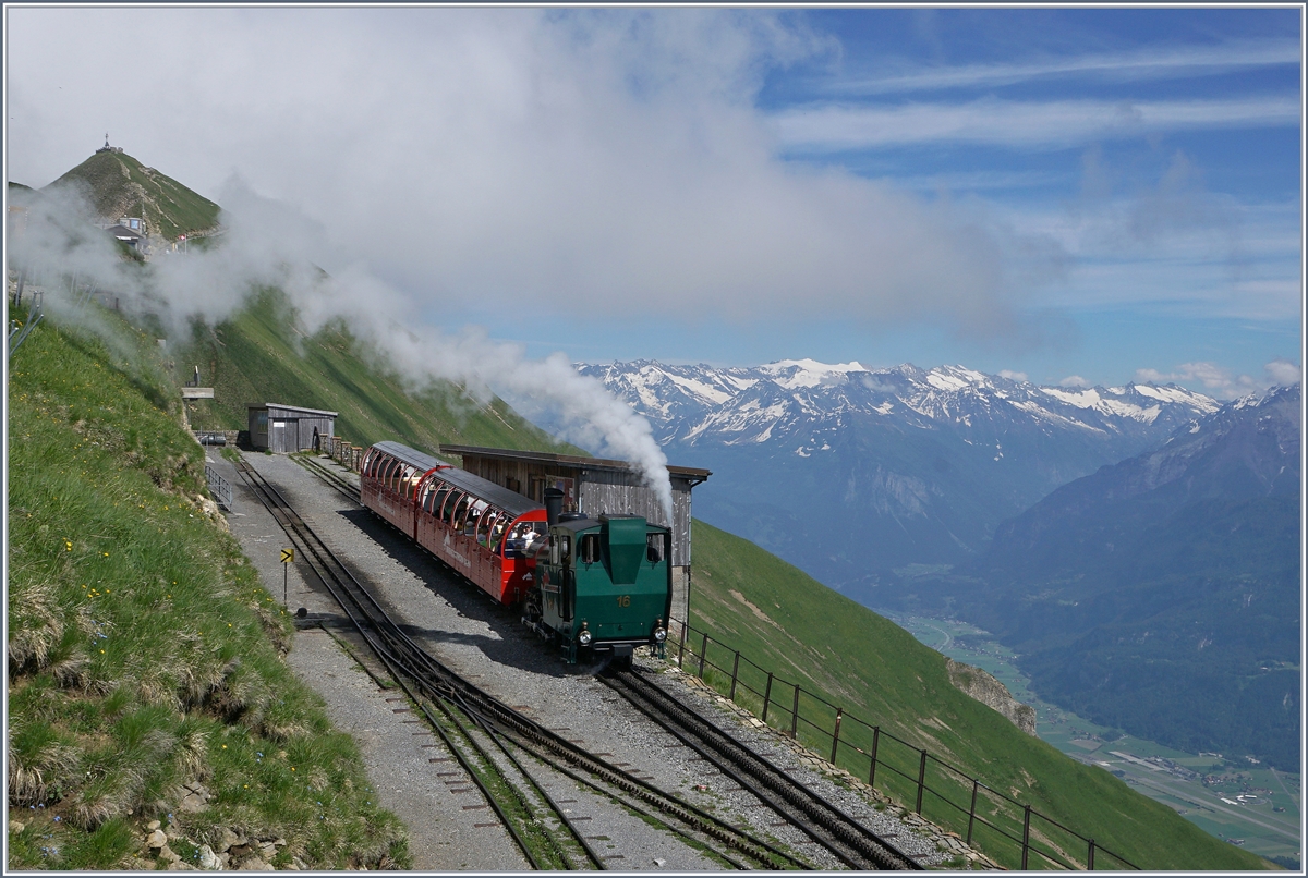 Rauch und Dampf des Brien Rothorn Bahn BRB Dampfzuges vermischt sich auf der Gipfelstation mit den Wolken.
7. Juli 2016