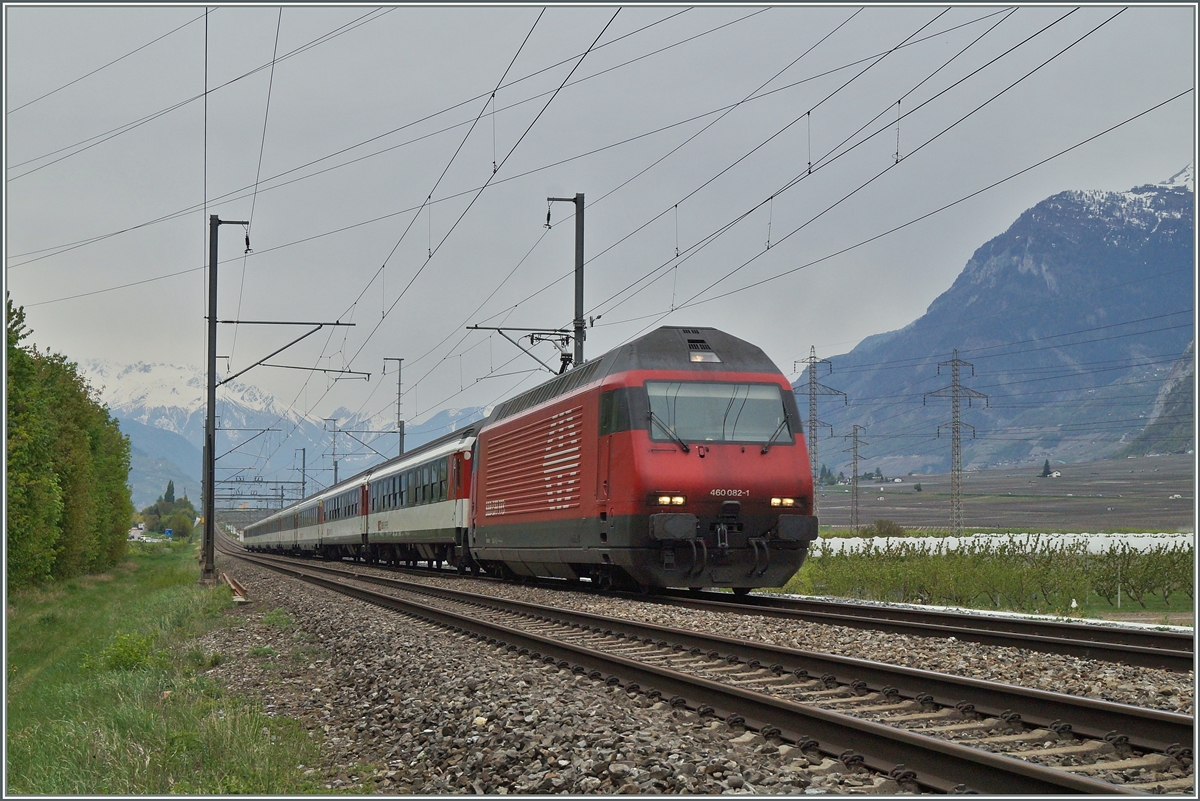 Re 460 082- mit eine IR nach Brig auf der langen schnurgeraden Strecke im Rohental bei Ardon.
18. April 2014