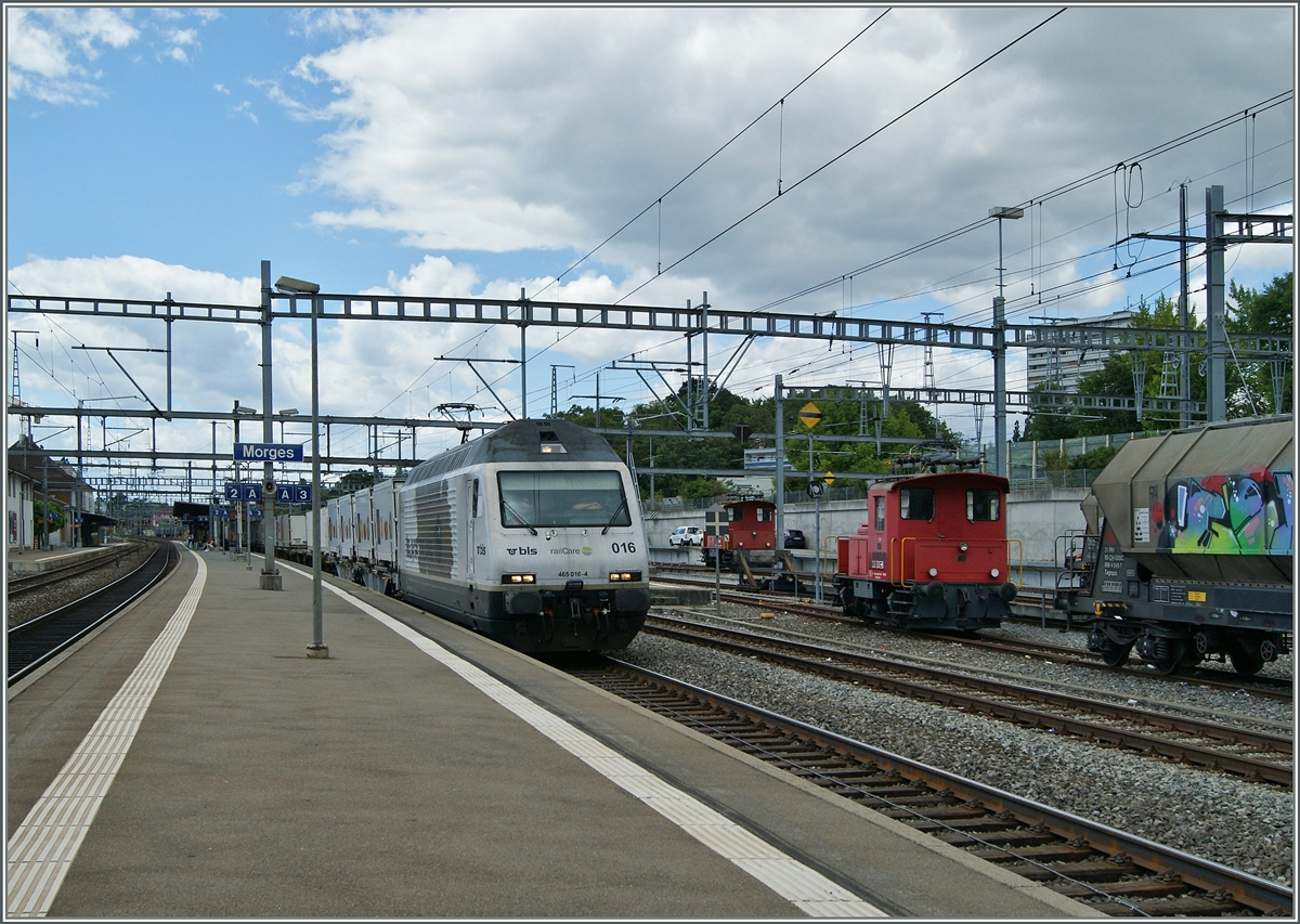 Rechts die BAM Trakoren und links die BLS Re 465 016-4 in Morges.
27. Juli 2015