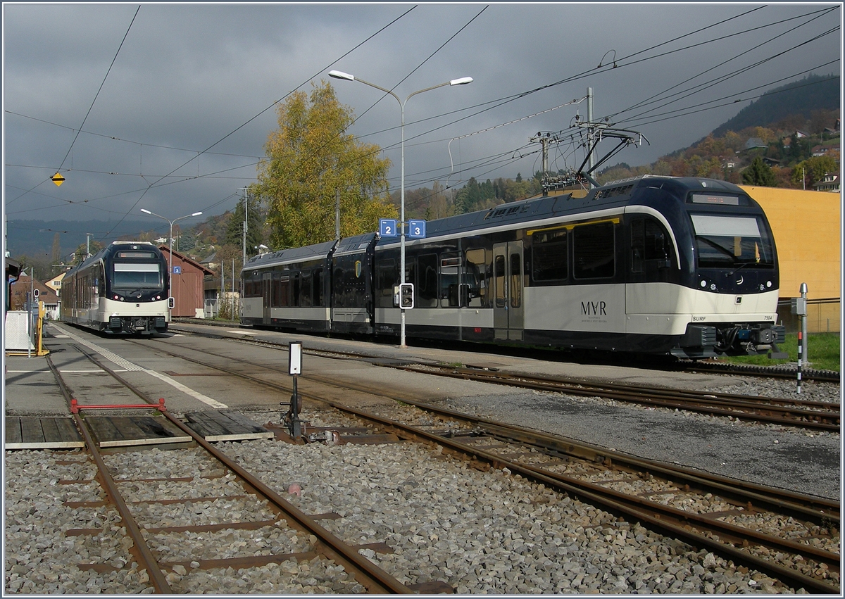 RegioExpress (bzw. Navette) nach Prélaz und Regionalzug nach Vevey, beide mit den neuen ABeh 2/6 geführt, warten in Blonay auf die Abfahrt.
15. Nov. 2016