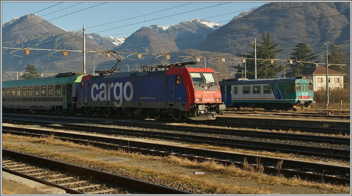 SBB Cargo Re 484 003 und eine FS ALn 663 in Domodossola. 
17. Dez. 2013  
