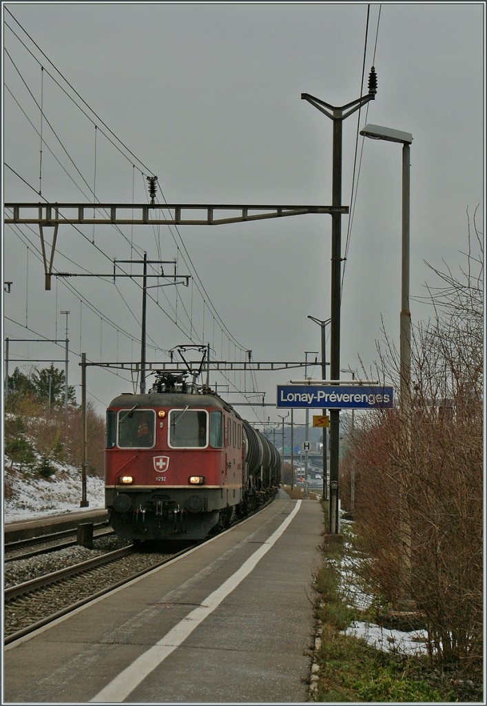 SBB Re 4/4 II 11292 mit einem Gterzug bei Lonay-Prveranges.
25. Jan. 2013