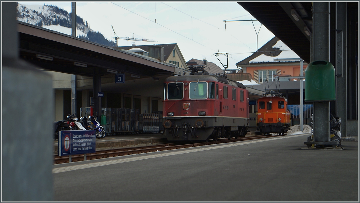 SBB Re 4/4 II 11360 und Der SOB Te 97 85 1 216 302-0 in Einsiedeln.
17. März 2015