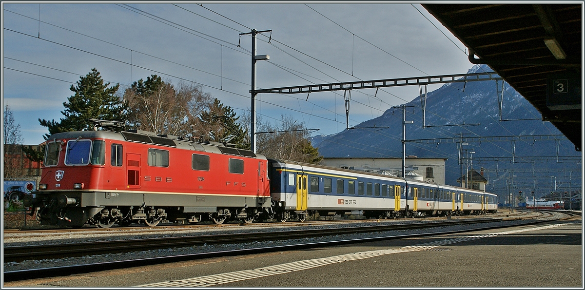 SBB Re 4/4 II mit EW i/II Pendelzug in Martigny.
27. Jan. 2013