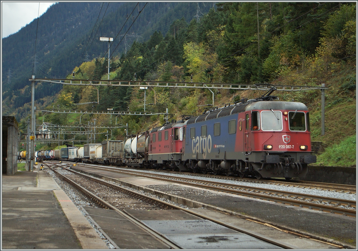 SBB Re 620 087-7 und eine Re 4/4 II/III mit einen Güterzug in Wassen.
10. Okt. 2014