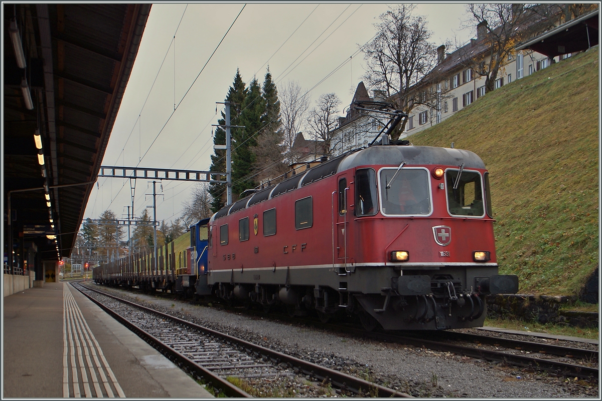 SBB Re 6/6 11631 mit einem Güterzug in La Chaux de Fonds. 
17. Nov. 2014