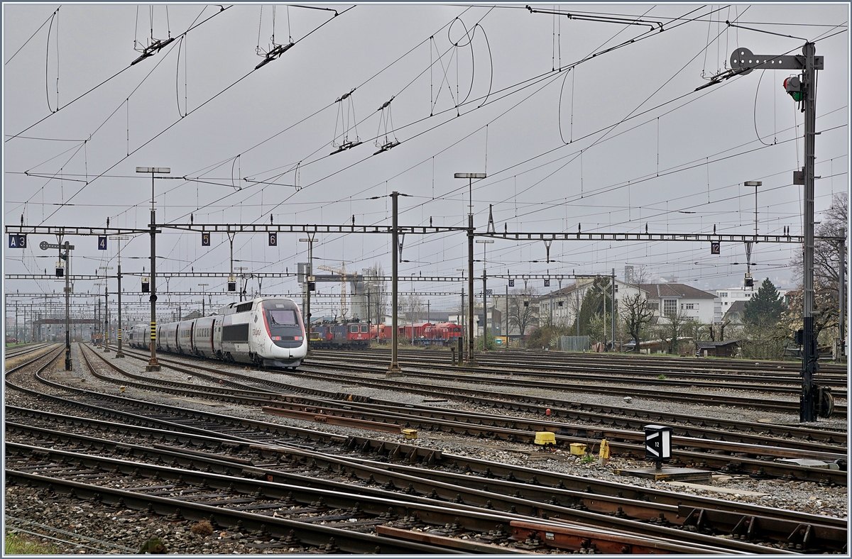 Seit langem schon, wenn auch etwas halbherzig verfolgte ich die Idee, einen TGV mit Formsignalen zu fotografieren. In zwischen La Plaine und Bellgarde waren die Formsignal schneller ersetzt, als ich dachte und Karlsruhe war mir etwas zu weit. Nun bin ich überraschend doch noch zu einem Formsignalbild mit TGV gekommen: Der in Bern von Paris ankommende TGV 9225 (22:51) wird bis zur Rückfahrt am nächsten Tag als TGV 9216 von Bern (ab 11:10) nach Paris im Rangierbahnhof Biel abgestellt. Das Bild zeigt den TGV 4415, welcher für die Fahrt nach Bern vorbereitet wird. Die Fotostelle frei zugänglich, siehe: https://igschieneschweiz.startbilder.de/bild/frankreich~fernverkehr~tgv-lyria/652536/die-wiese-zwischen-dem-bahnsteig-von.html 

5. April 2019