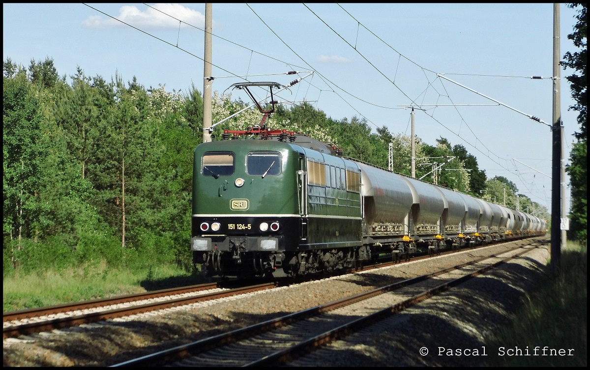 SRI 151 124 zieht ihr 2-mal wöchentlich verkehrendes HVLE Braunkohlestaubpendel aus Spreewitz durch Elsterwerda-Biehla in Richtung Roßlau, 21.05.2014.