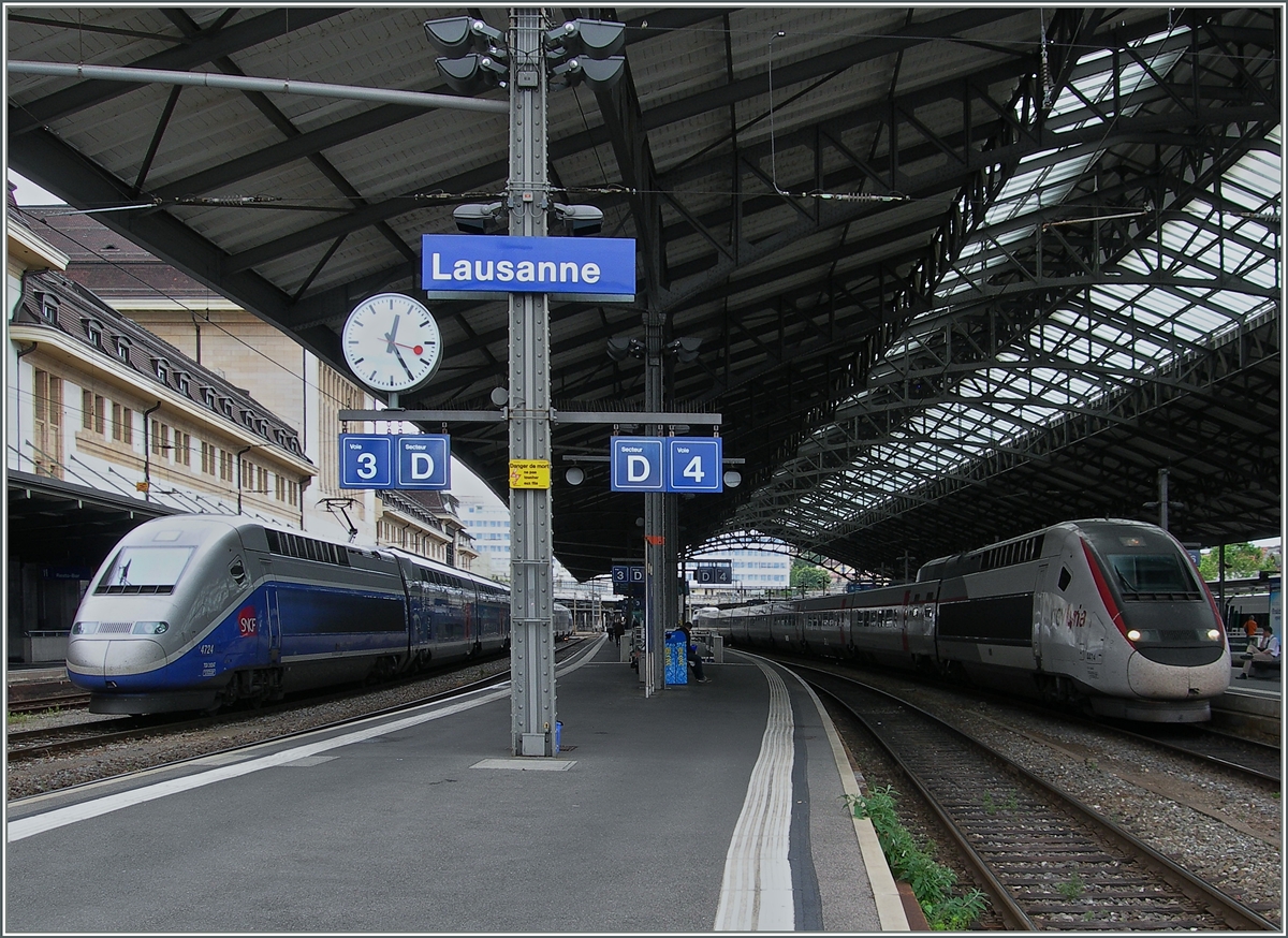 TGV Bahnhof Lausanne: Während rechts im Bild der TGV Lyria auf seine Abfahrtszeit nach Paris um 12.24 wartet, steht auf Gleis zwei ein SNCF Doppelstock TGV.
24. Juni 2014 