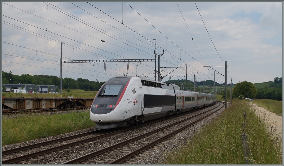 TGV Lyria von Lausanne (ab 12.24) nach Paris (an 16.02) färht in Vufflens la Ville durch.
3. Juni 2014