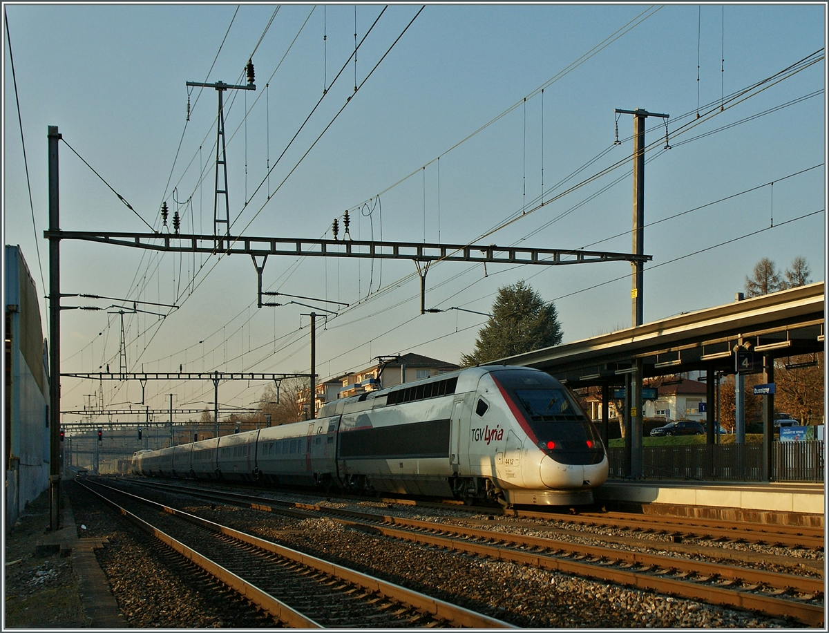 TGV Lyria Lausanne - Paris fährt ohne Halt duch den schon schattigen Bahnhof von Bussigny.
31. Jan. 2014