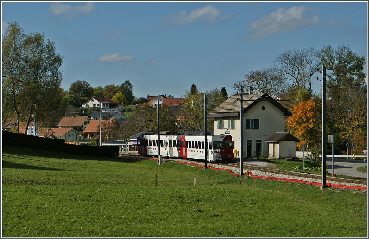 TPF Regionalzug auf der Fahrt nach Palzieux beim Halt in Bossenens.
30. Okt. 2013