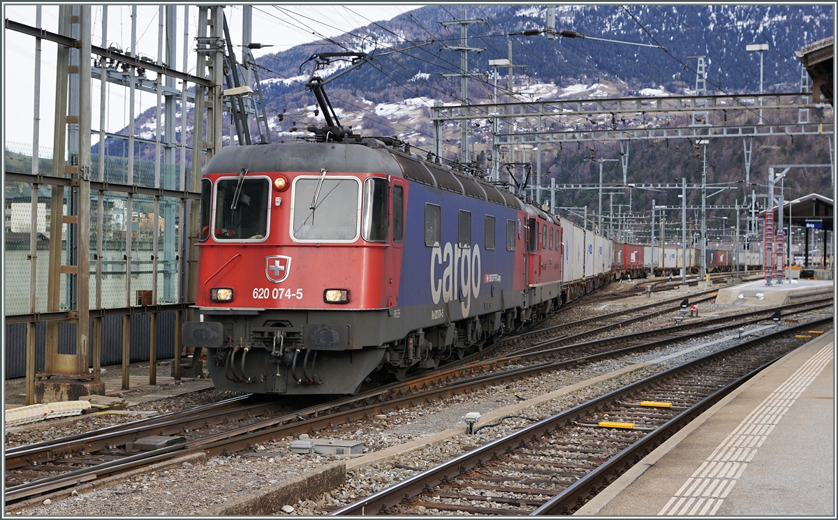 Transitgüterverkehr auf der Lötschberg Simplonstrecke, hier in Brig mit einer  Re 10/10  mit der Spitzenlokomotive Re 460 074-5 und einer nachfolgenden Re 4/4 II.
11. Feb. 2016