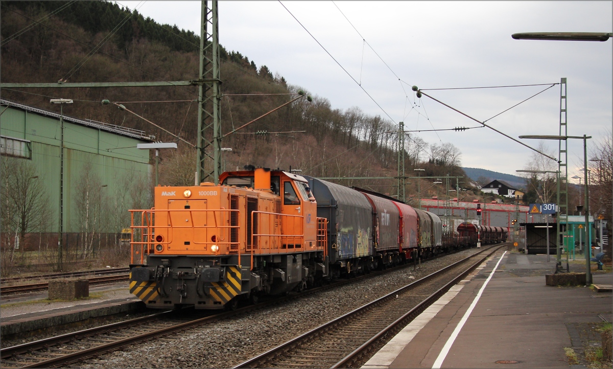 Typischer  Nahgüterzug  im Siegerland. Lok 44 (271 004) der Kreisbahn Siegen Wittgenstein mit kurzem gemischtem Güterzug in Niederschelden. (03.04.18)