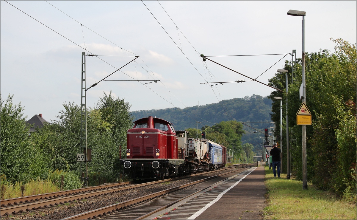 V100 2091 mit Transportwagen für Trafotransport auf dem Weg nach Brohl am 13.09.2021 in Namedy