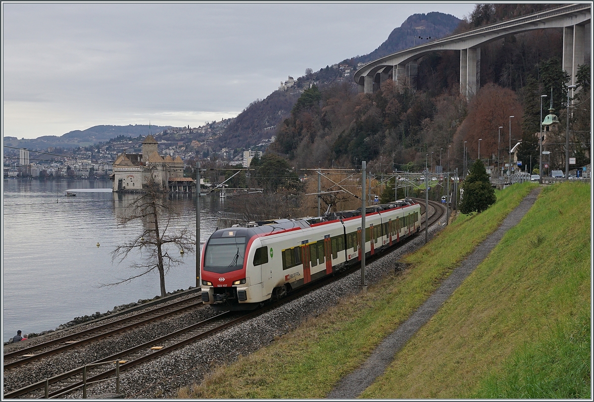 Vermehrt sind die neuen, überraschend lauten Flirt 3 auf den Strecken der RER Vaud zu sehen. Im Bild ist der SBB RABe 523 107 als S2 auf dem Weg von Vallorbe nach Aigle kurz vor Villeneuve zu sehen. 

3. Jan. 2022