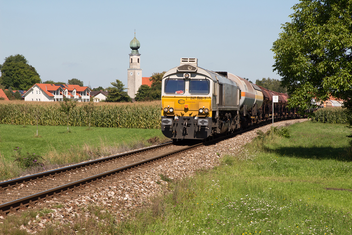 Viel Sonnenschein bot der 28.08.14. So konnte 247 060-7 mit ihrem gemischten Güterzug Richtung Mühldorf in Heiligenstatt im besten Licht fotografiert werden.