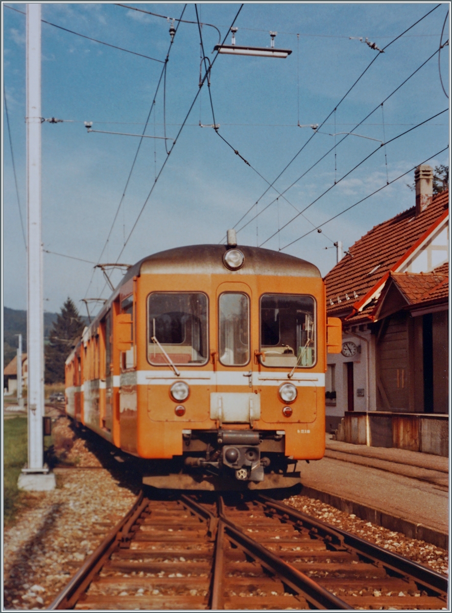  Viertelstundentaktzüge  lese ich in meinen Notizen zu diesen WSB Pendelzügen beim Halt in Gontenschwil. Die Gleisanlage hat sich etwas verändert, das Bahnhofsgebäude - wenn auch heute (2023) unbedient - ist noch dasselbe wie 1984.

 28. Sept. 1984 