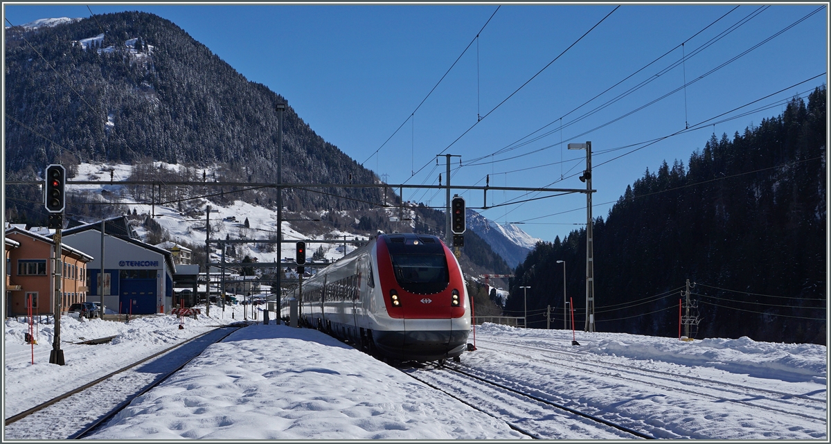 Von Süden kommend, erreicht in ICN Airolo und wird kurz darauf durch den Gotthard Tunnel nach Göschenen fahren. Die ICN legen die Strecke Bellinzona - Arth Goldau ohne fahrplanmässigen Halt zurück.
11. Feb. 2016