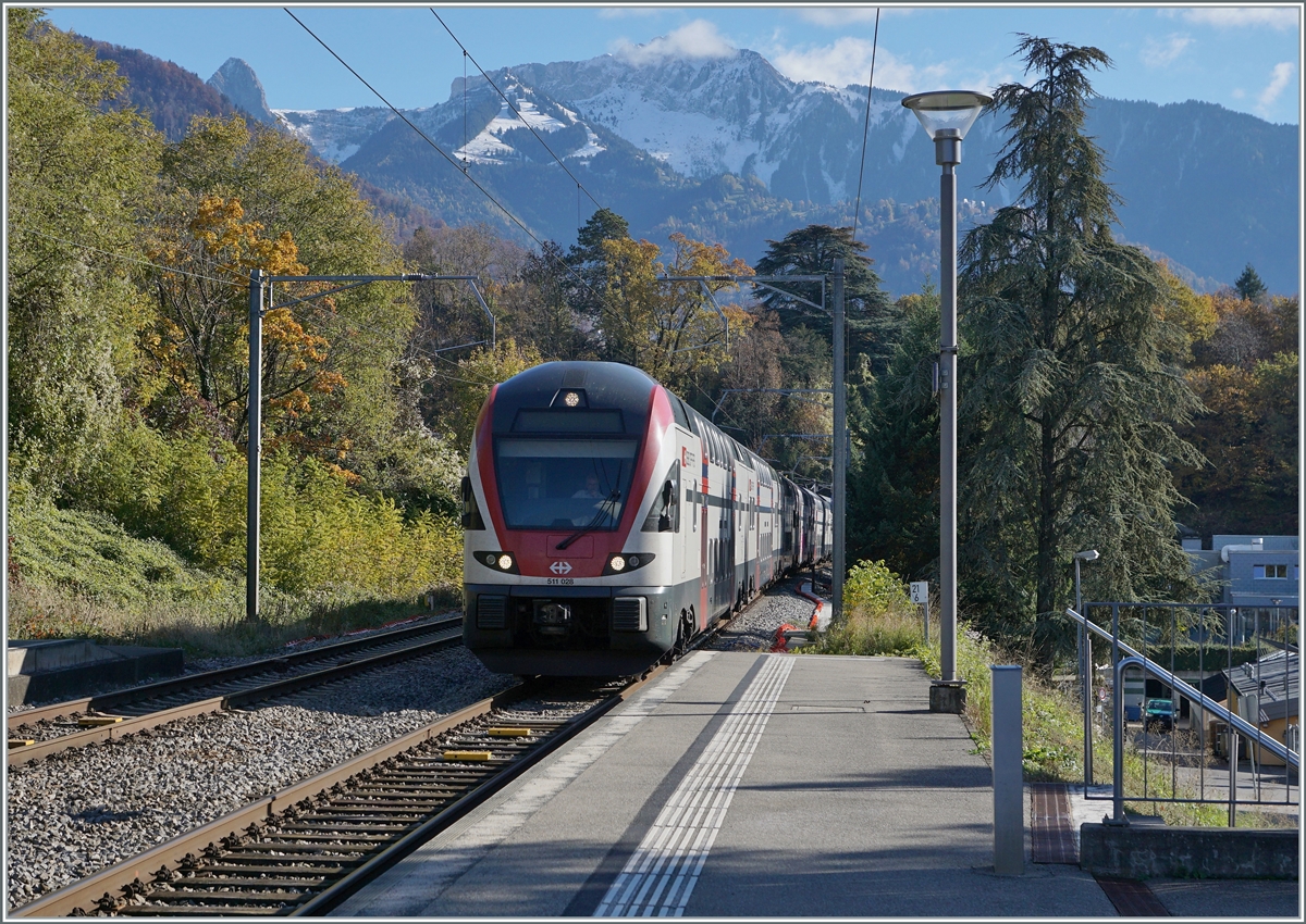 Vor dem Hintergrund des verschneiten Rochers de Naye und der herbstlichen Umgebung erreicht der SBB RABe 511 028 auf dem Weg nach Annemasse Burier, wo der Zug aber fahrplanmässig durchfährt. 

8. Nov. 2021