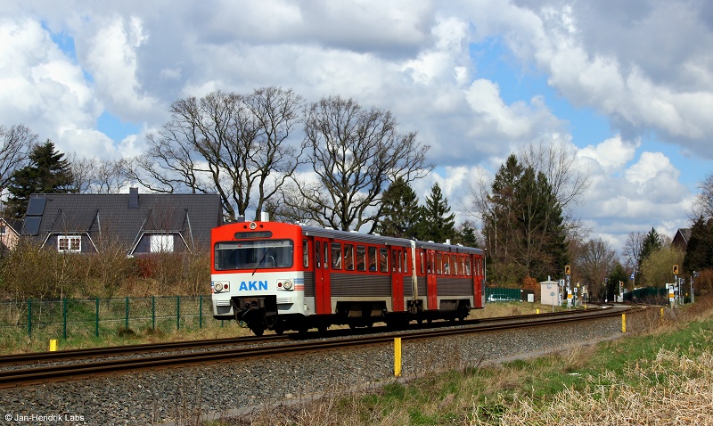 VT 2.45 (133 245-0) der AKN Eisenbahn AG fuhr am sonnigen Mittag des 4.4.15 als A1 (AKN 1140) nach Hamburg-Eidelstedt durch die Ortschaft Hasloh weiter in Richtung Hansestadt.