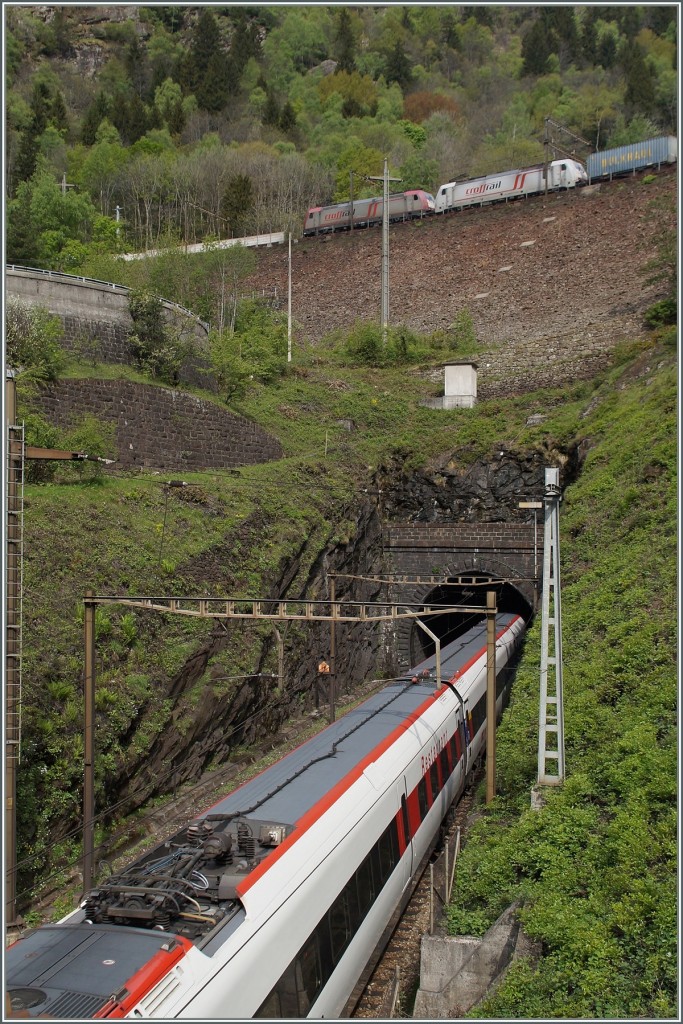 Während die Cross Raillok ihren Güterzug nordwärts schleppen ist der ICN im unteren Bildrand Richtung Süden unterwegs.
6. Mai 2014 