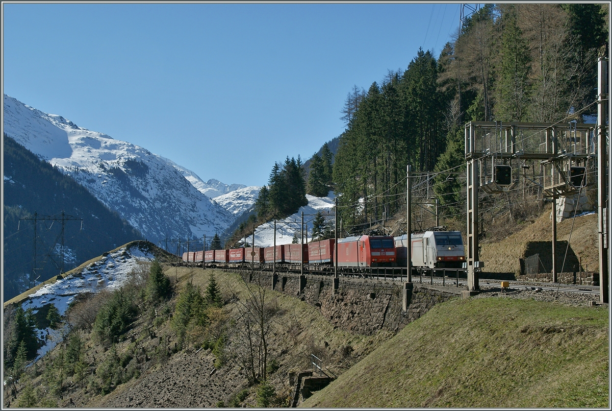 Während die DB 185 125-2 den  Winner-Zug  oberhalb von Wassen bei Km 65.5 nachschiebet, kommen ihr zwei  Crossrail -Loks (186 902 und eine unbekannte)entgegen.
14. März 2014