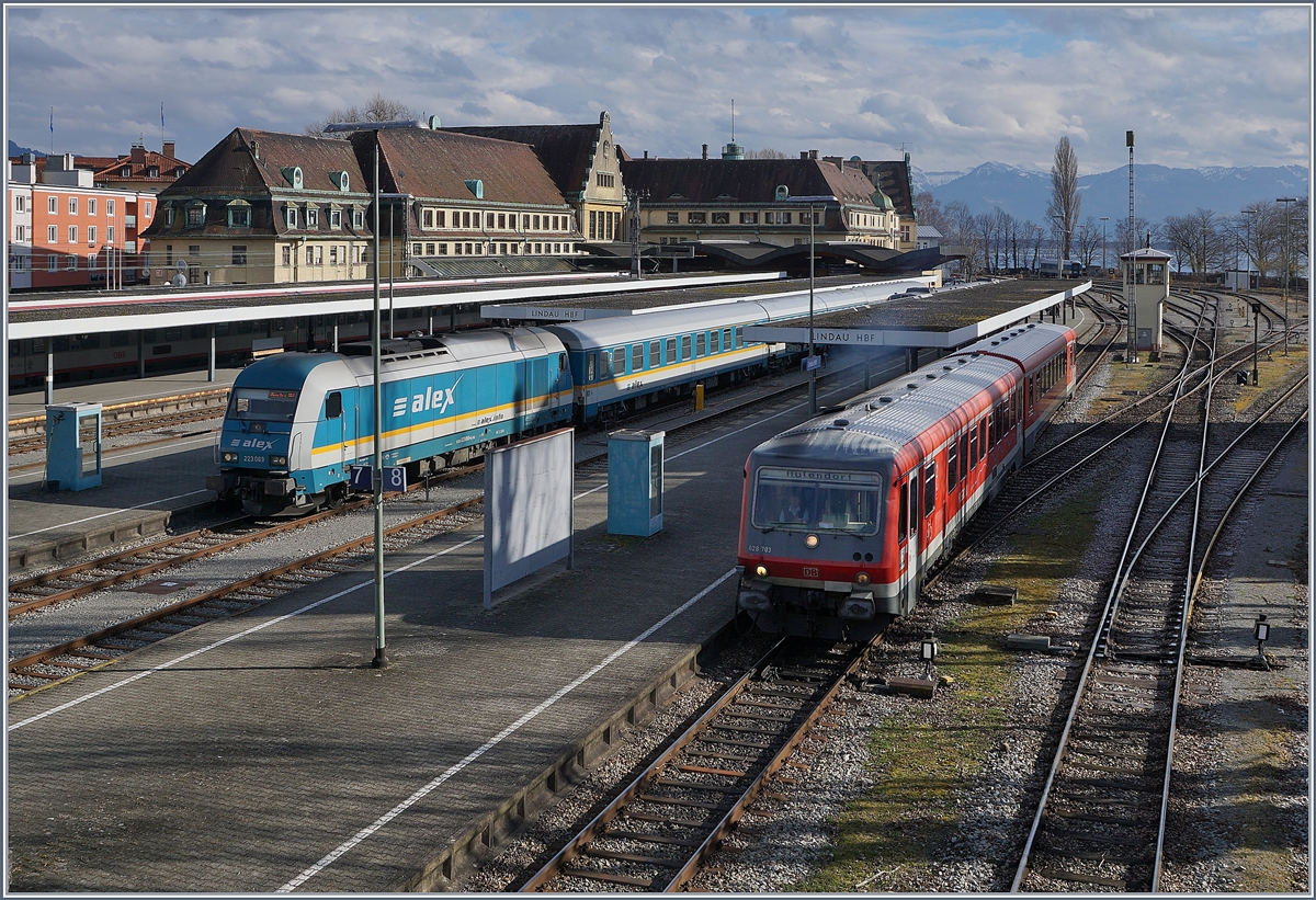 Während ein VT 628 nach Aulendorf Lindau verlässt, wartet die 223 069 mit ihrem Alex auf die Abfahrt nach München.
16. März 2018