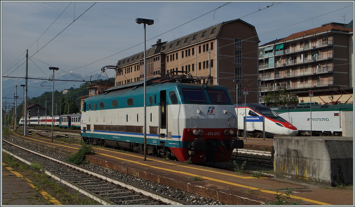 Während im Hintergrund der EC 323 Richtung Rho Fiera Expo fährt, macht sich die FS 444 043 für den in Kürze von Zürich eintreffenden EC 329 bereit.
Domodossola, den 13. Mai 2015