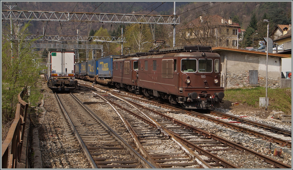 Während die RoLa auf die Profilfreie Weiterfahrt (nur eines der beiden Gleie ist für den Rola Verkehr zugelassen) wartet, fährt ein Güterzug mit zwei BLS Re 4/4 durch den Bahnhof von Varzo. 
1. April 2015