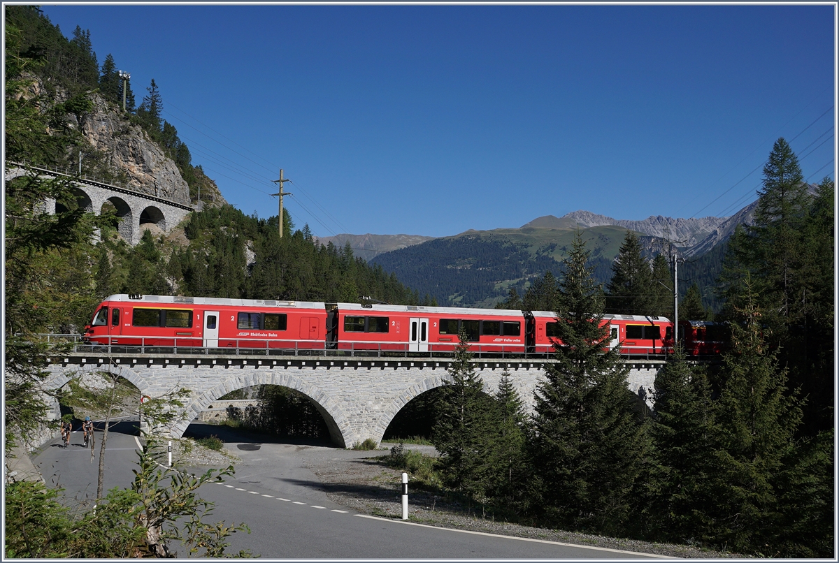 Wenig später ziert ein  Allegra  mit einen Bernina-Express nach Tirano den Albula Viadukt I.
14. Sept. 2016
