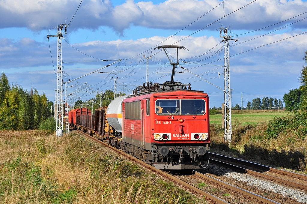 Wolkenlotte gewonnen!!Pnktlich zur Durchfahrt der 155 149 mit dem Gterzug 52675(Rostock Seehafen-Seddin Einf.Nord)kam die  Glhmurmel  wieder zum Vorschein.