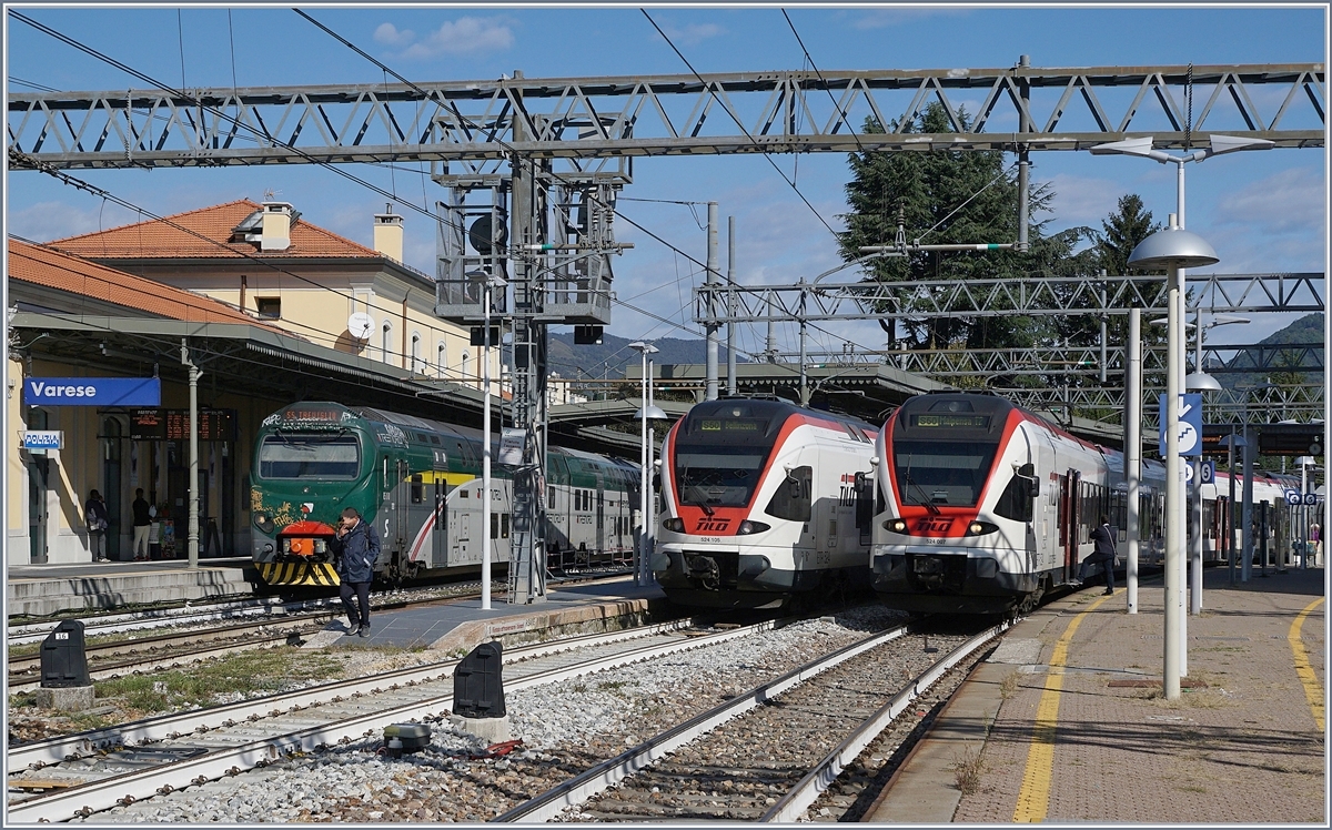 Ziemlich viel Verkehr im doch recht engen Bahnhof von Varese: Ein Trenord Triebzug Ale 711 als S 5 nach Treviglio steht auf Gleis 1, auf Gleis 3 wartet ein SBB TILO RABe 524 auf die Abfahrt als S 40 nach Como S.G. und auf Gleis 4 ein weiterer SBB TILO RABe 524 als S 50 nach Malpensa Termial 2. 

25. Sept. 2019