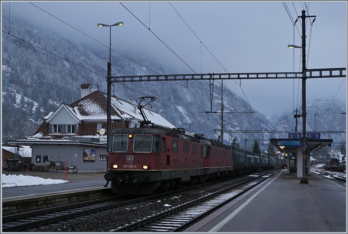Zumindest Lichttechnisch etwas zu früh fotografiert ich die Re 420 296-6 und Re 6/6 mit ihrem Güterzug bei der Durchfahrt in Kandersteg.
9. Nov. 2017