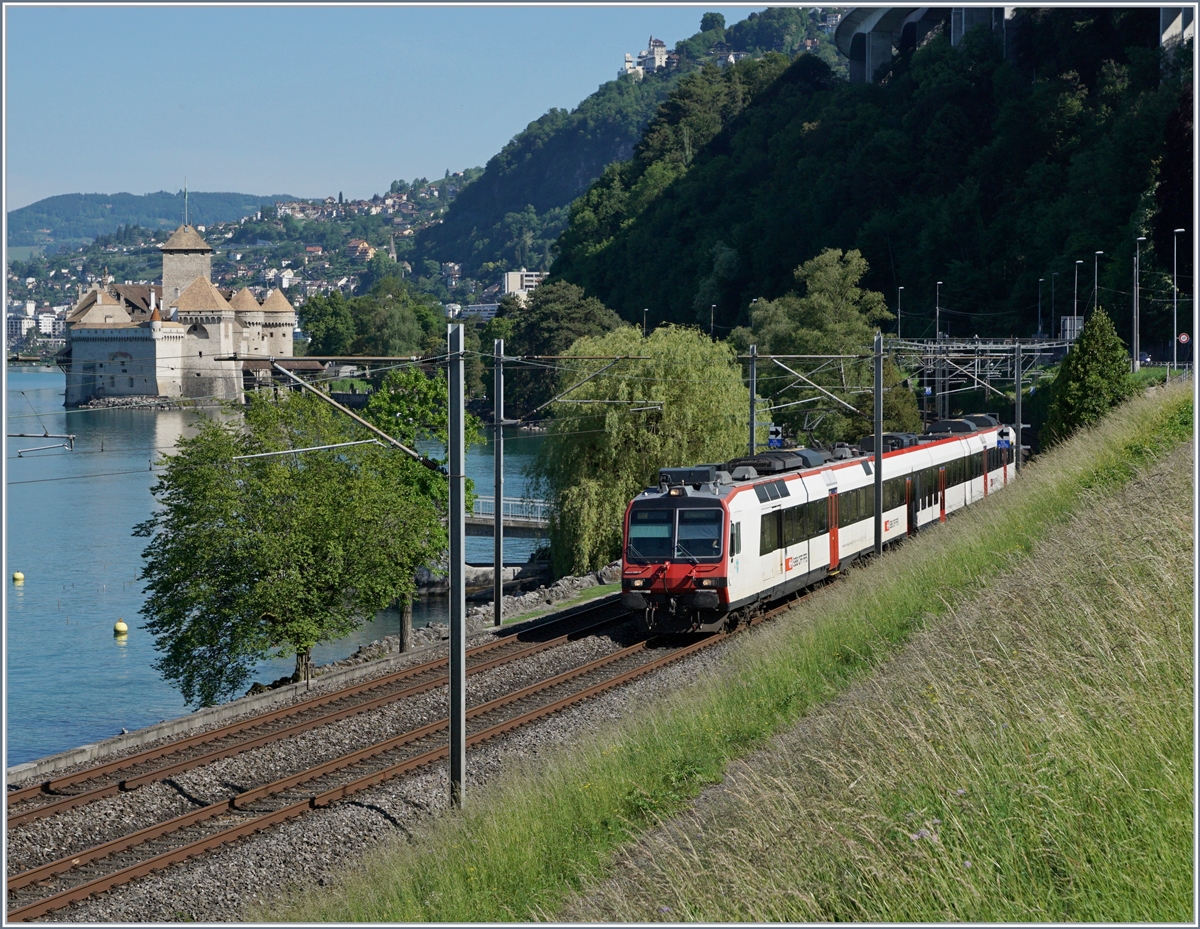 Zur Verbesserung der Anschlüsse der Rhonetalstrecke verkehrt zu gewissen Zeiten in Gegenlastrichtung ein Domino als IR von und nach St-Maurice, das Bild zeigt den IR 3563 beim Château de Chillon.
25. Mai 2018