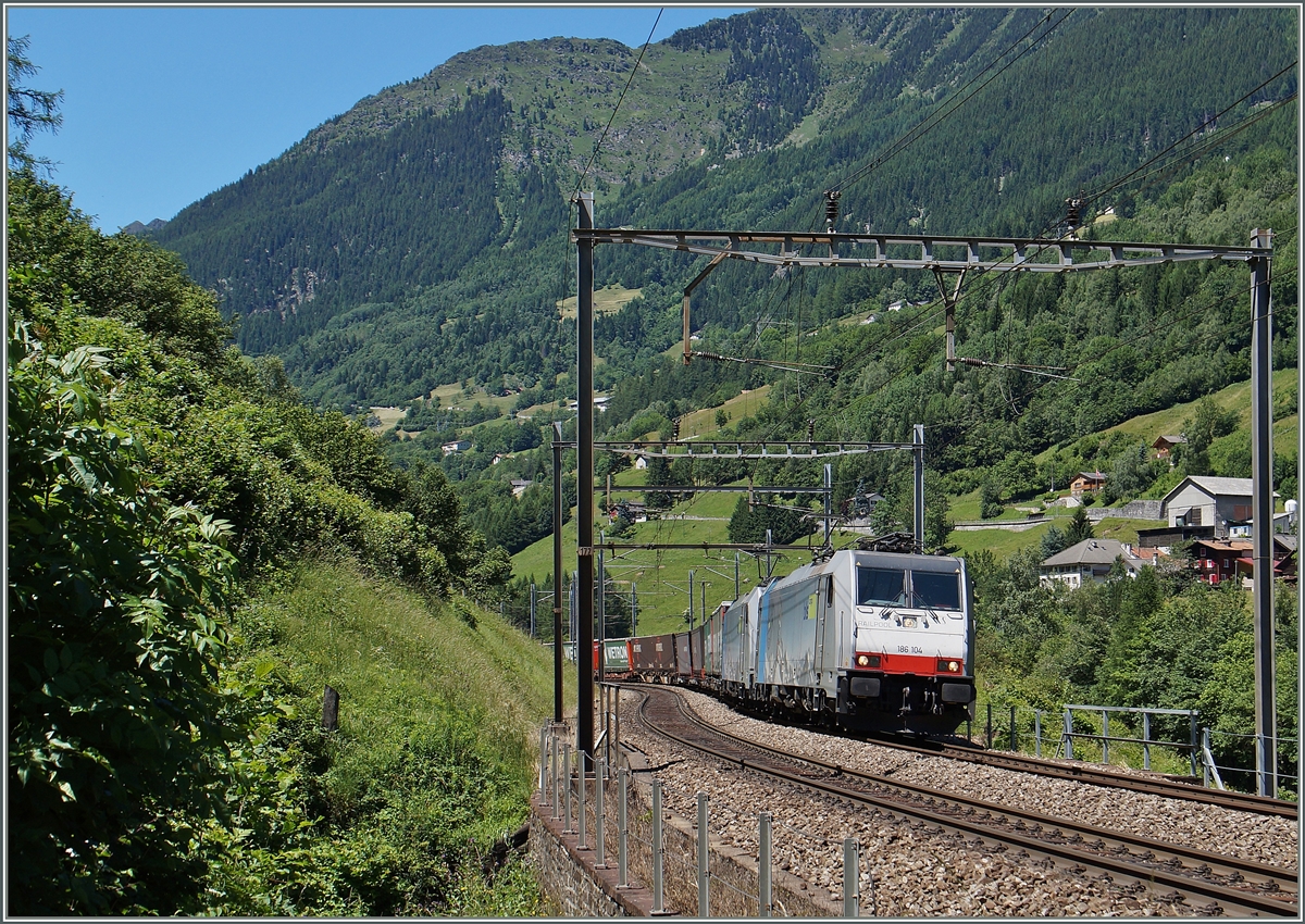 Zwei BLS 186 Loks mit einem Güterzug kurz vor Rodi Fiesso.
24. Juni 2015 