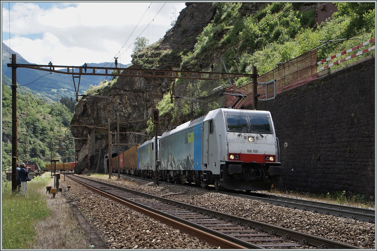 Zwei BLS 186 mit einem Güterzug zwischen Faido und Rodio Fiesso kurz vor dem Praato Kehrtunnel.
23. Juni 2015