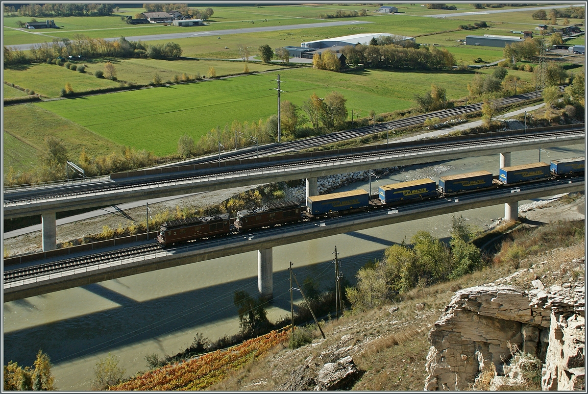 Zwei BLS Re 4/4 haben mit ihrem Gterzug den Ltschberg Basis Tunnel verlassen und werden in Krze auf die SBB Strecke Sion - Brig einmnden.
7. Nov. 2013