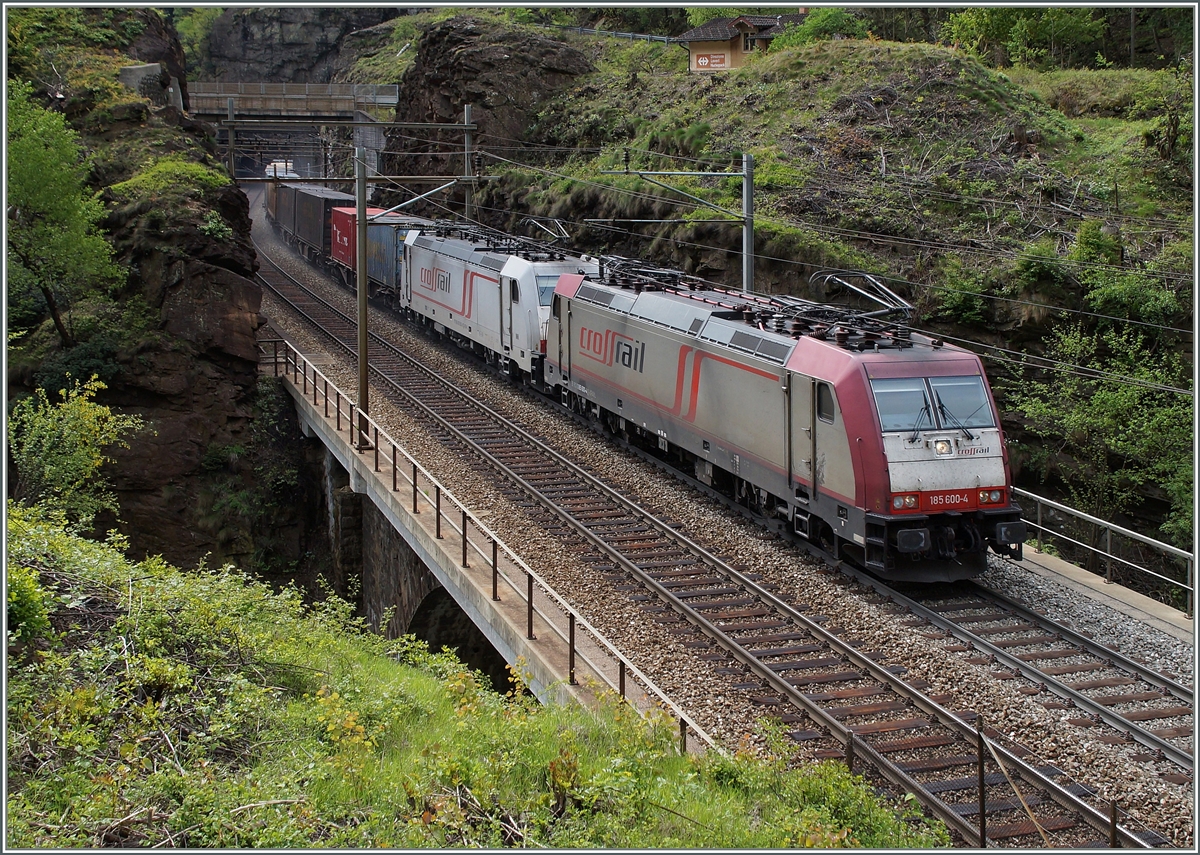 Zwei Crossrail 185 Loks mühen sich in der Dazi Grande die Gotthard Nordrampe hinauf und überqueren hier gerade die Freggio Brücke unter welchem der Ticino zu Tal fliesset.
6. Mai 2014