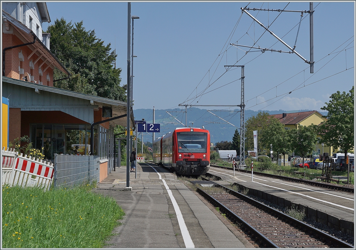 Zwei DB 650 erreichen auf dem Weg von Lindau Insel nach Friederichhafen Stadtbahnhof den Bahnhof Enzisweiler. Die Aufnahme entstand kurz vor Umstellung der Signaltechnik.

14. Aug. 2021