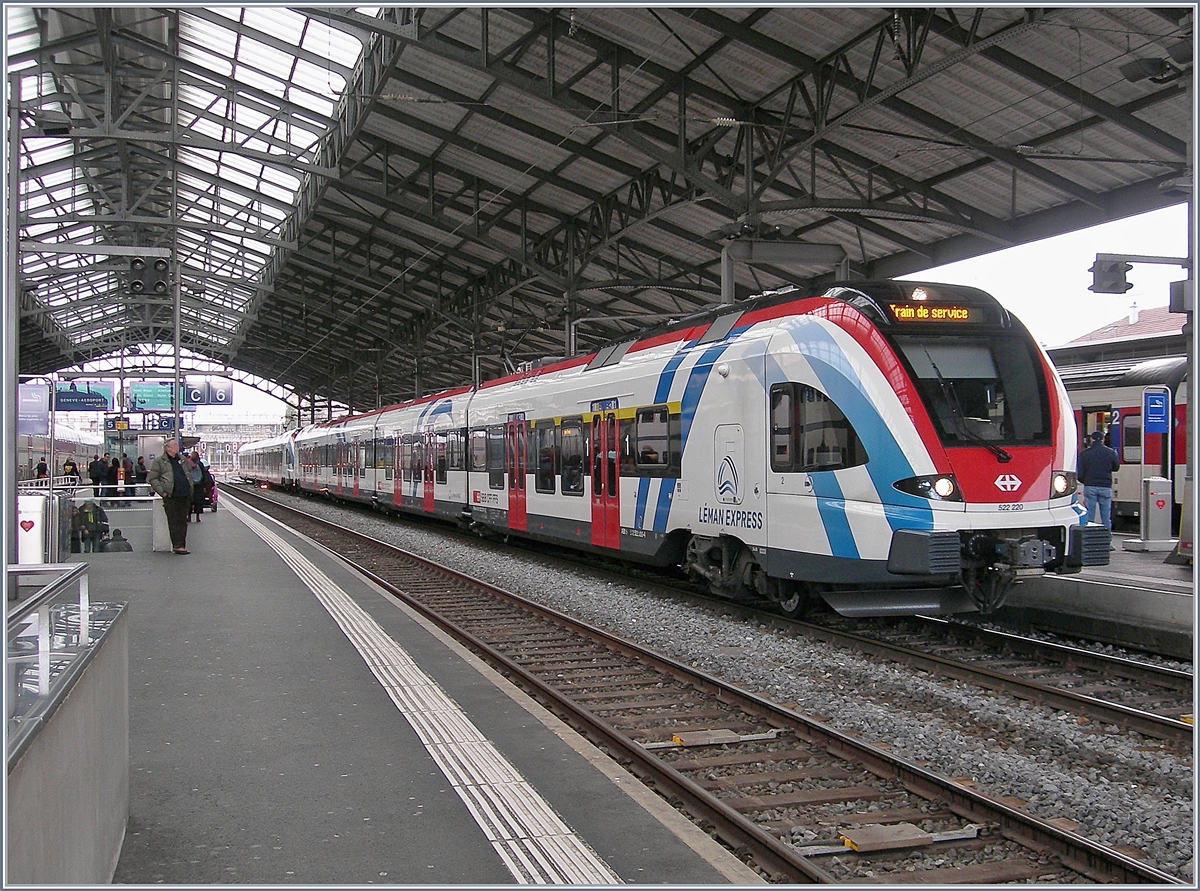 Zwei Léman Express RABe 522 stehen in Lausanne, im Vordergrund der LEX RABe 522 220. Die beiden Triebzüge befinden sich auf Testfahrt. im Planbetrieb kommt der Léman Express zwar recht nahe an Lausanne heran, aber auf der anderen Seite des Sees in Evian, zudem werden die SNCF Z 31500 im Planbetrieb eingesetzt.

9. Feb. 2019